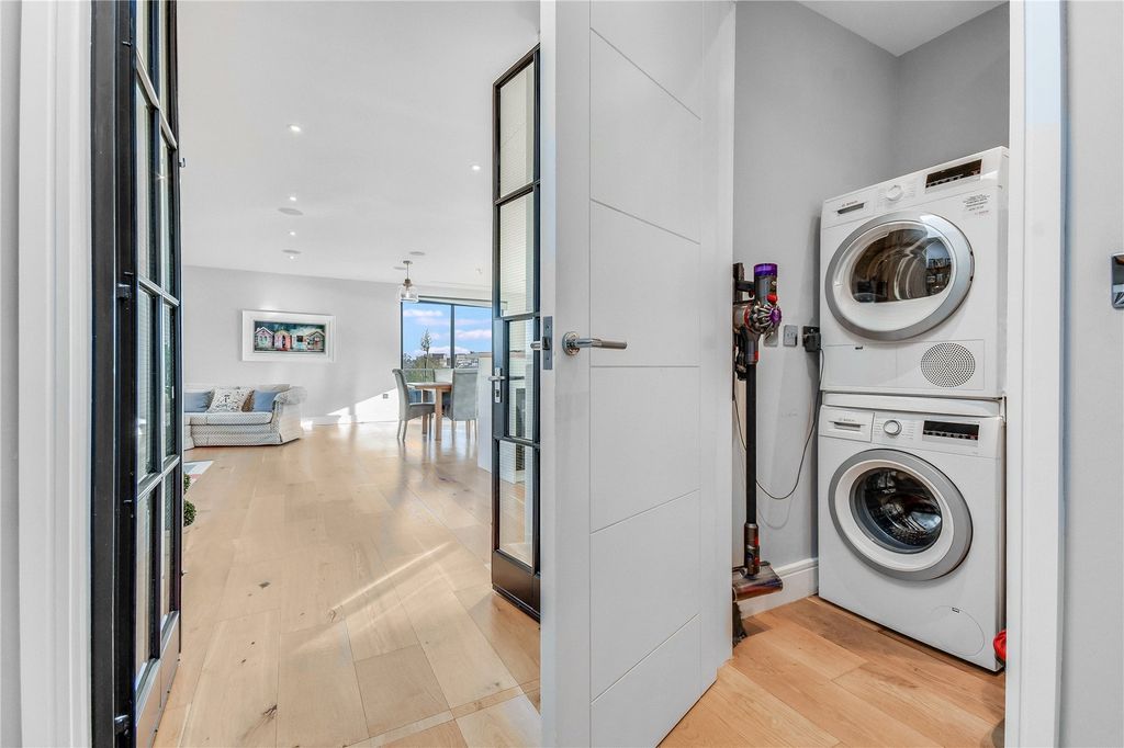 Additional image 12 of 3 bed flat for saleNew London Road, Chelmsford, Essex CM2