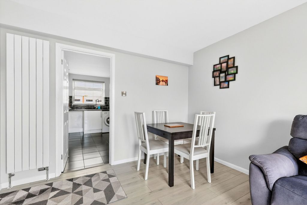 Additional image 7 of 2 bed flat for saleHigh Street, Hadleigh SS7