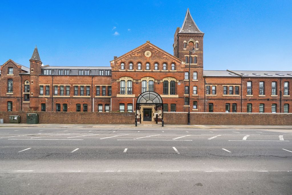 2 bed flat for saleSt Bartholomews Place, New Road, Rochester. Kent. ME1