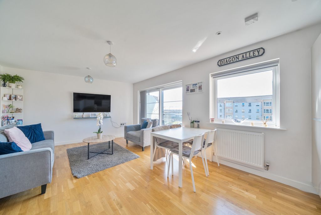Additional image 5 of 2 bed flat for saleKennett Lane, Chertsey KT16
