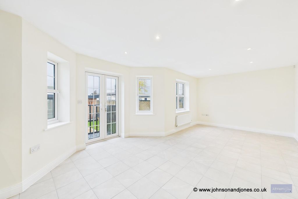 Additional image 4 of 4 bed detached house for saleKingfisher Close, Chertsey KT16
