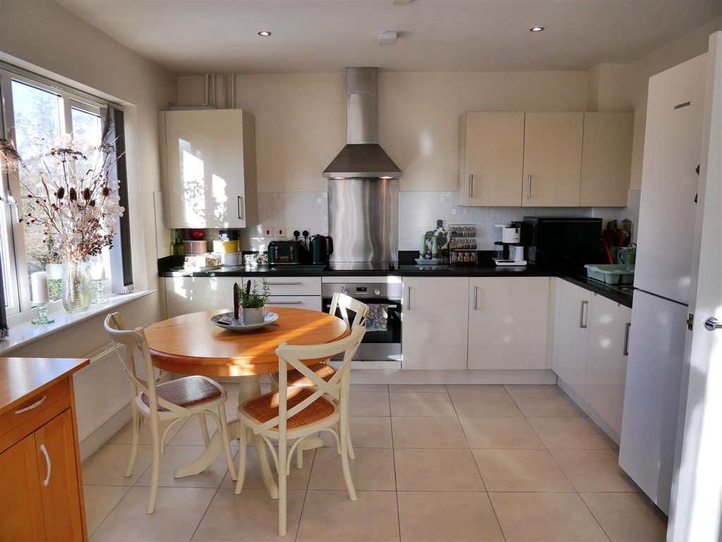 2 bed flat for saleStation Road, Calne SN11 photo 3