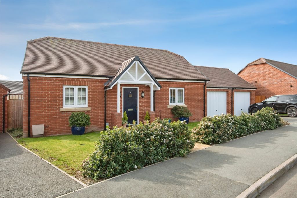 2 bed detached bungalow for saleHayden Road, Buntingford SG9