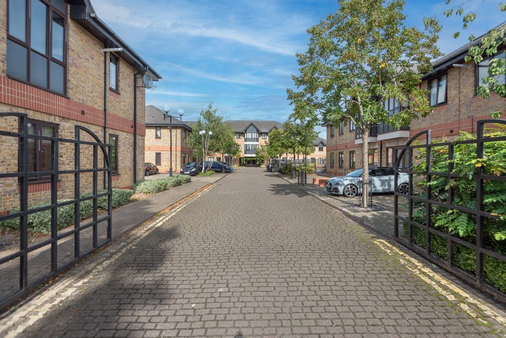 Additional image 13 of 2 bed flat for saleHanworth Lane, Chertsey KT16