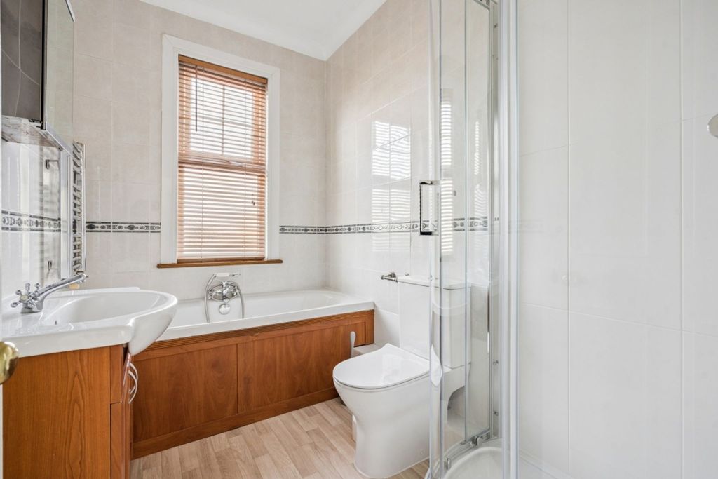 3 bed flat for saleThame Road, Longwick HP27 photo 5