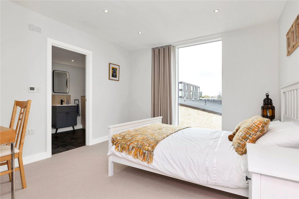 Additional image 14 of 5 bed town house for saleAberdeen Square, Cambridge, Cambridgeshire CB2