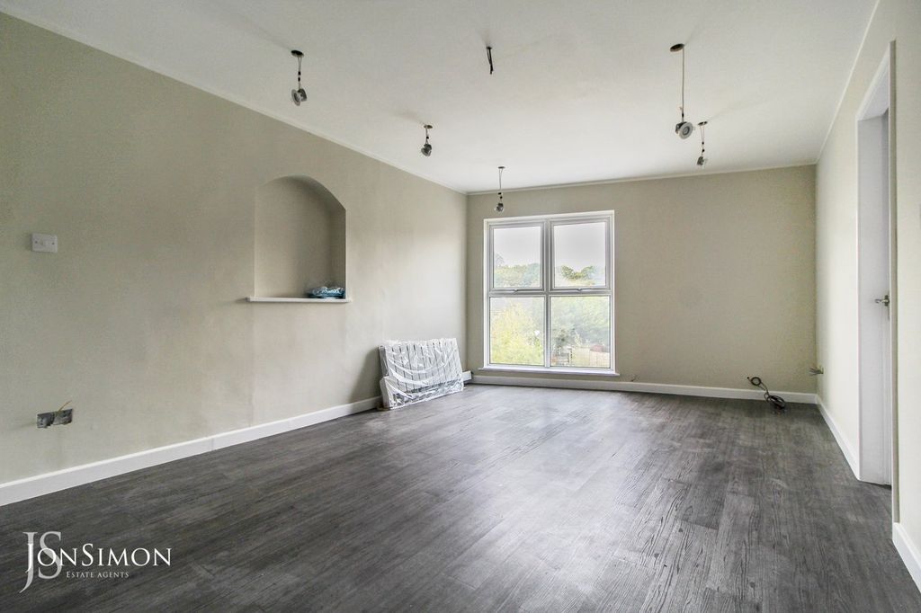 2 bed flat for saleWalmersley Old Road, Walmersley, Bury BL9 photo 3