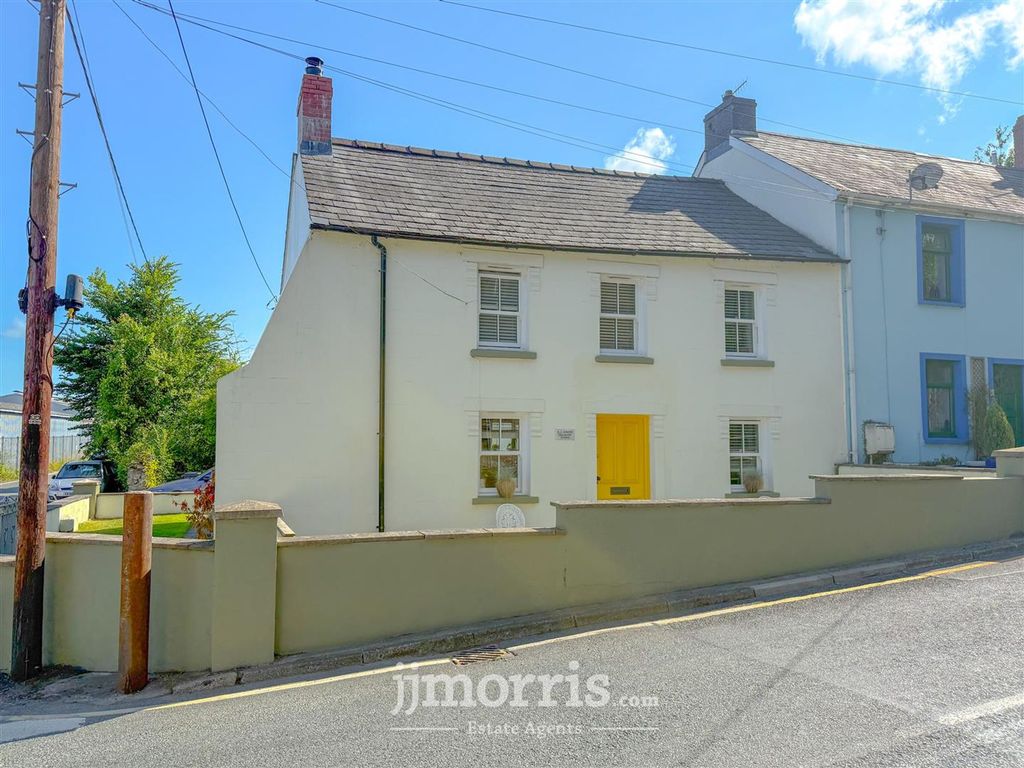 4 bed end terrace house for saleCastle Street, Cardigan SA43