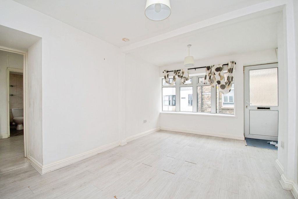 Additional image 2 of 1 bed flat for saleFore Street, Callington, Cornwall PL17