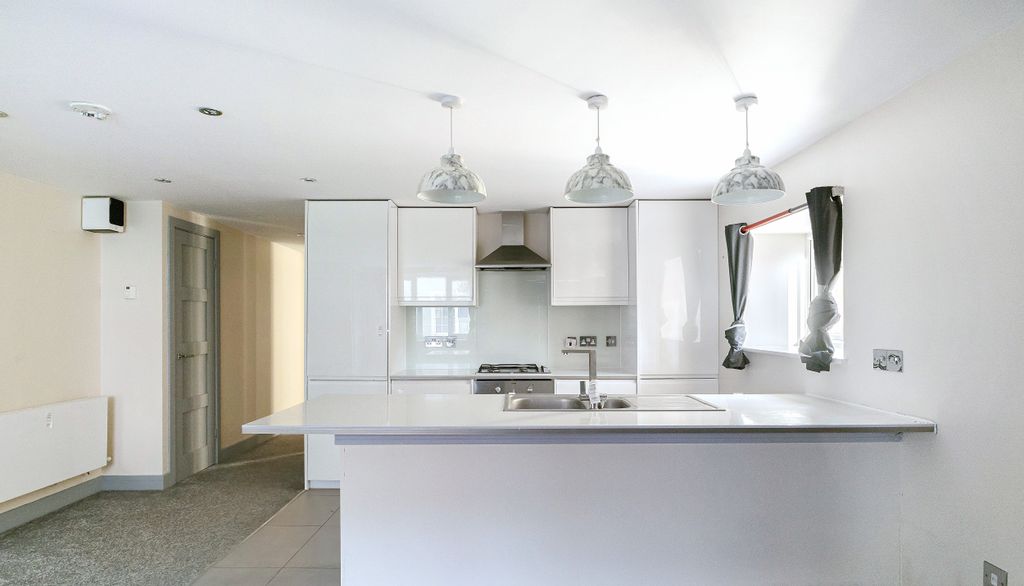 Additional image 4 of 3 bed flat for saleLondon Street, Chertsey KT16