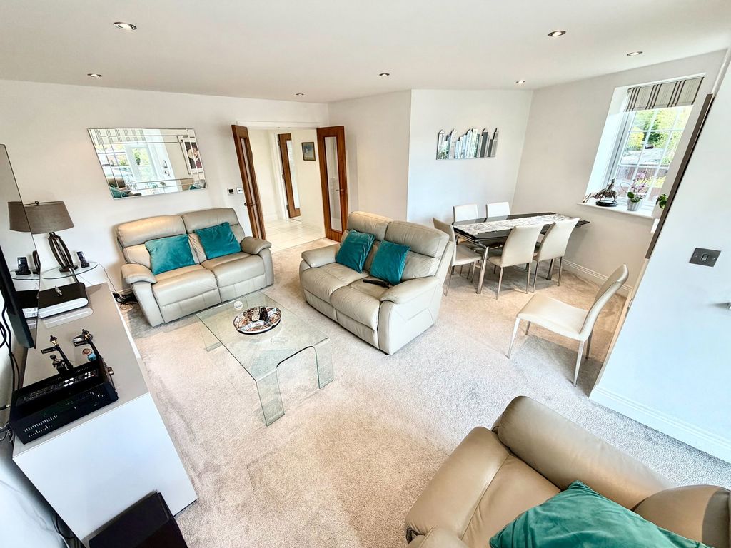2 bed flat for saleBushey Gate, Sparrows Herne WD23 photo 2