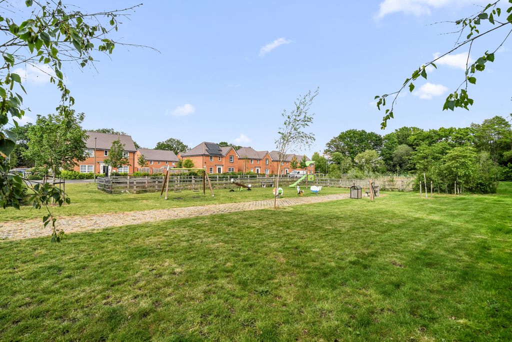 Additional image 19 of 2 bed flat for saleChertsey, Surrey KT16