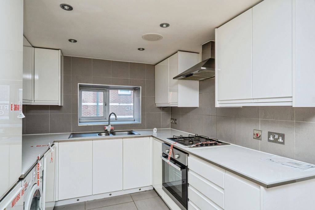 Additional image 2 of 3 bed flat for saleLondon Street, Chertsey, Surrey KT16
