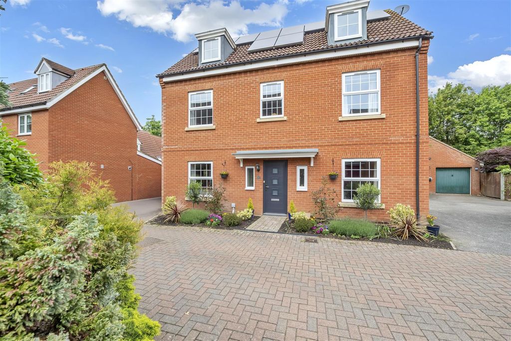 5 bed detached house for saleLiberty Close, Bury St. Edmunds IP32