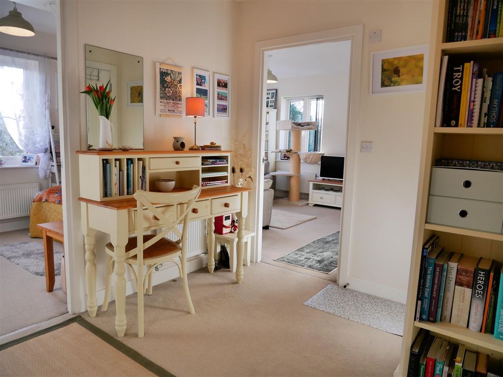 2 bed flat for saleStation Road, Calne SN11 photo 4