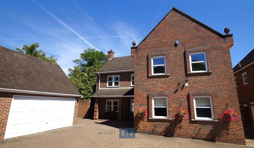 5 bed detached house for saleMeadow Way, Chigwell IG7