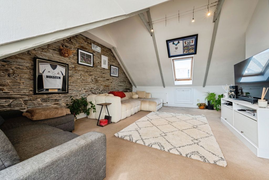 Additional image 8 of 2 bed flat for saleFernleigh Road, Wadebridge, Cornwall PL27