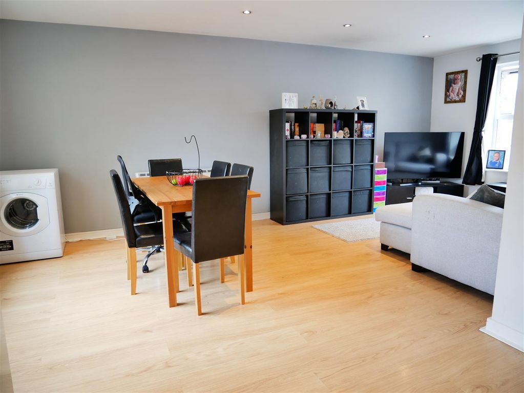 2 bed flat for saleNuthatch Road, Calne SN11 photo 2