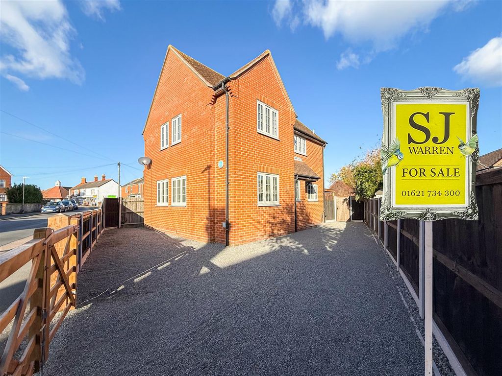 3 bed detached house for saleDevonshire Road, Burnham-On-Crouch CM0 photo 2