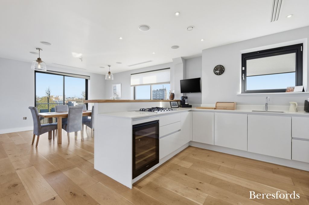 Additional image 2 of 3 bed flat for saleNew London Road, Chelmsford CM2