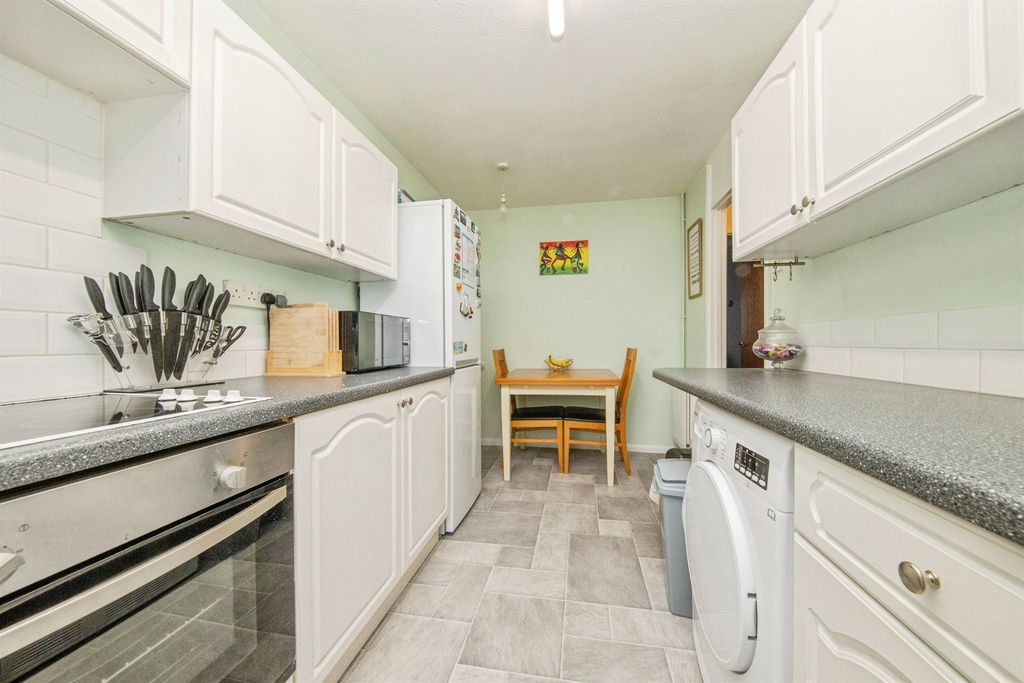 2 bed maisonette for saleDe Greys Close, Great Cornard, Sudbury CO10 photo 2