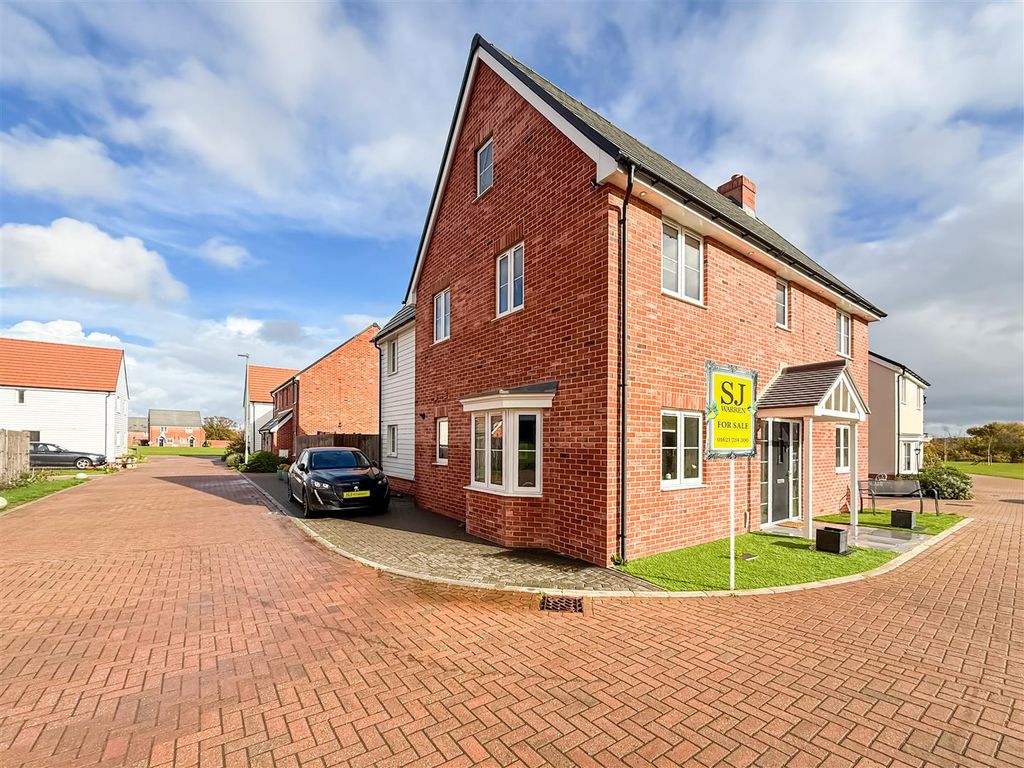 4 bed detached house for saleOak Crescent, Burnham-On-Crouch CM0