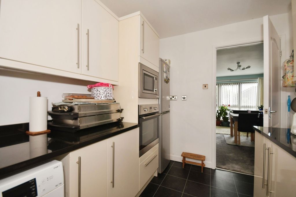 Additional image 4 of 2 bed flat for saleHigh Street, Old Whittington, Chesterfield, Derbyshire S41