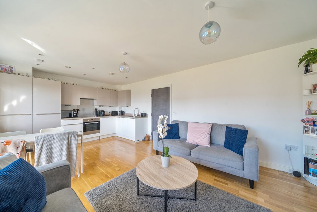 Additional image 4 of 2 bed flat for saleKennett Lane, Chertsey KT16