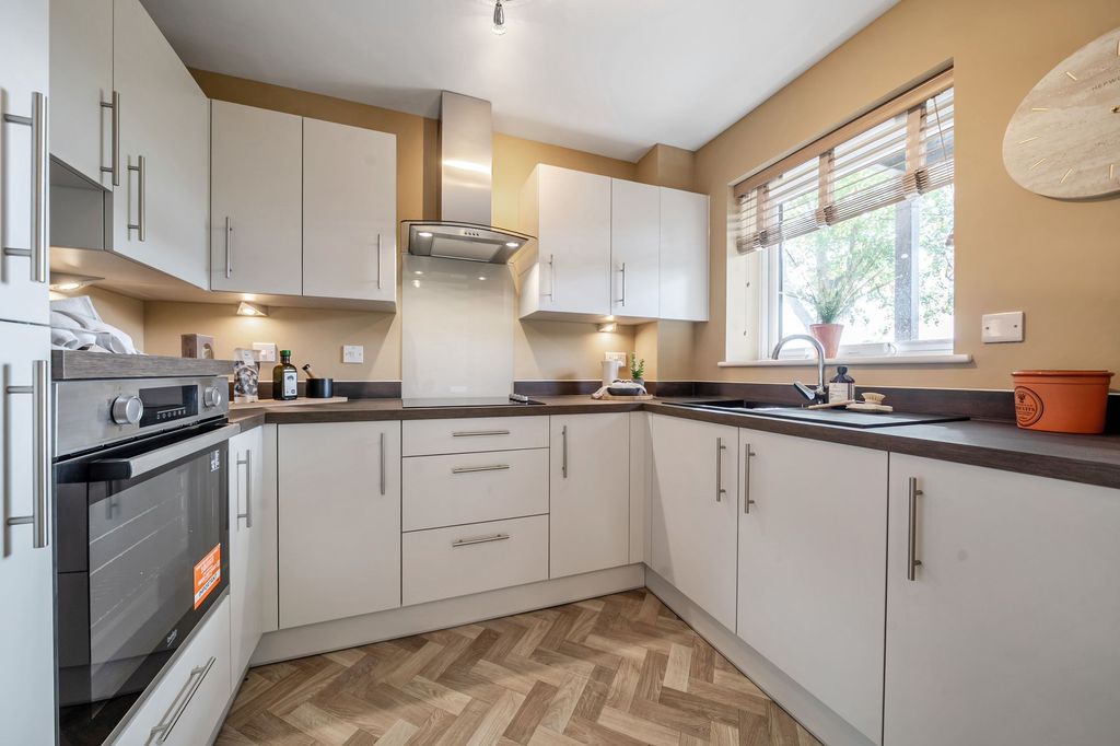 Additional image 4 of 2 bed flat for salePalmers Fields Avenue, Chichester PO19