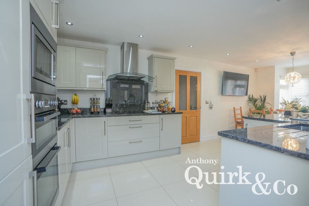 Additional image 3 of 4 bed detached house for saleChurch Parade, Canvey Island SS8