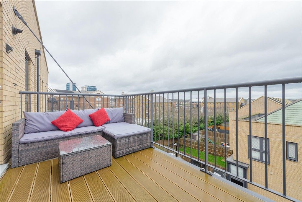 2 bed flat for saleStarboard Crescent, Chatham, Kent ME4