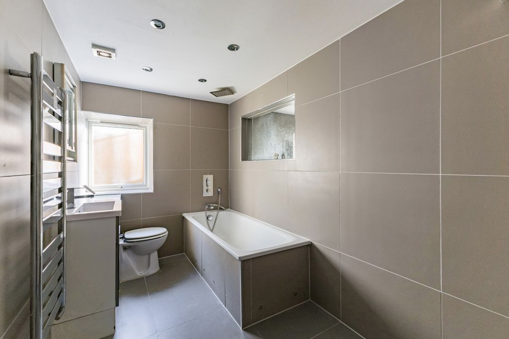 Additional image 8 of 3 bed flat for saleLondon Street, Chertsey KT16