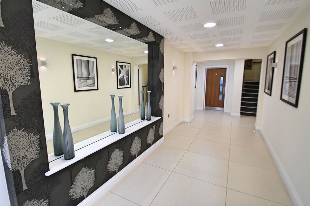 2 bed flat for saleBushey Gate, Sparrows Herne WD23 photo 4