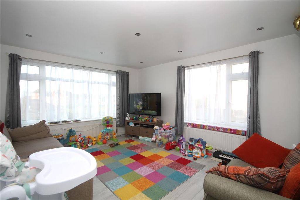 Additional image 2 of 2 bed flat for saleMarine Court, Marine Parade West, Clacton On Sea CO15