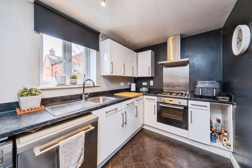 2 bed flat for saleNeedlepin Way, Buckingham MK18 photo 5