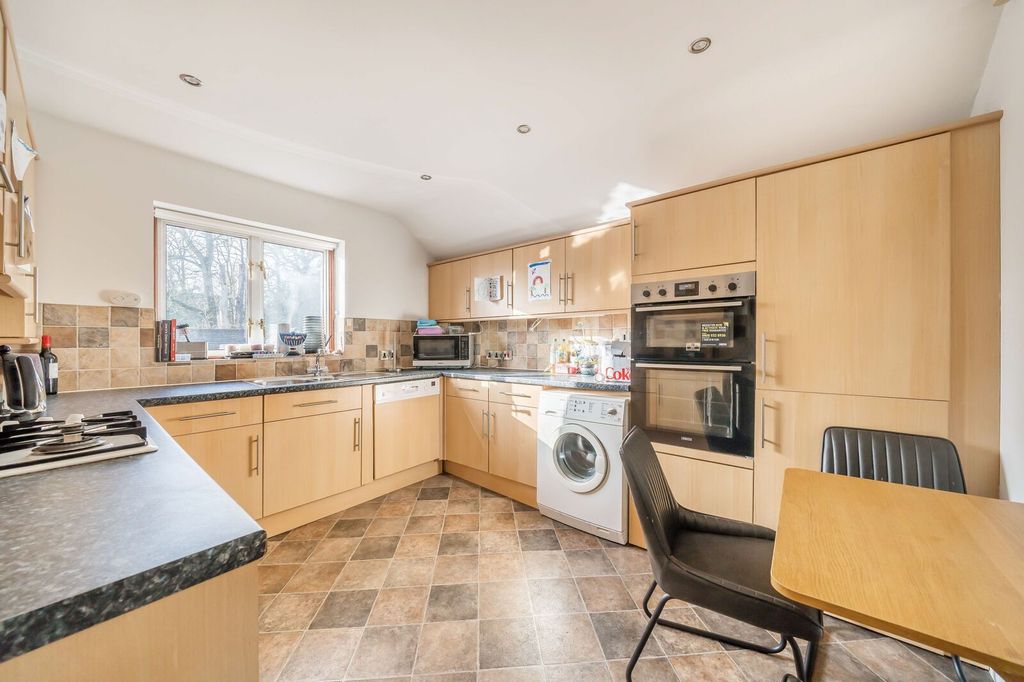 Additional image 2 of 3 bed flat for saleHeathbourne Road, Bushey WD23