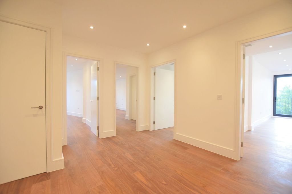 Additional image 6 of 3 bed flat for saleHigh Road, Chigwell IG7