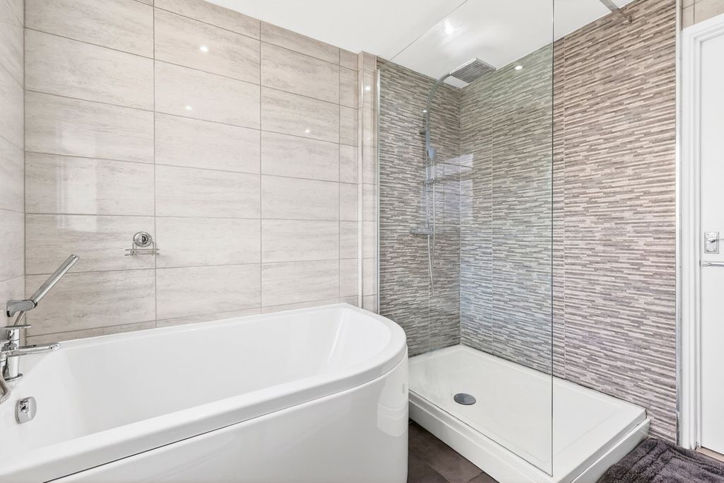 Additional image 15 of 2 bed flat for saleHigh Street, Hadleigh SS7