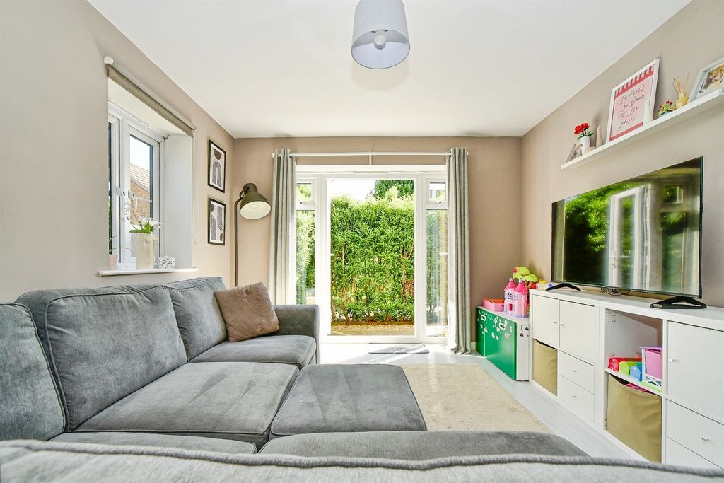 2 bed flat for saleWoodroffe Square, Calne SN11 photo 4