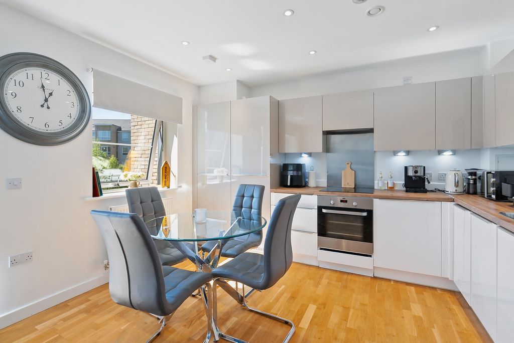 Additional image 6 of 2 bed flat for saleKennett Lane, Chertsey KT16