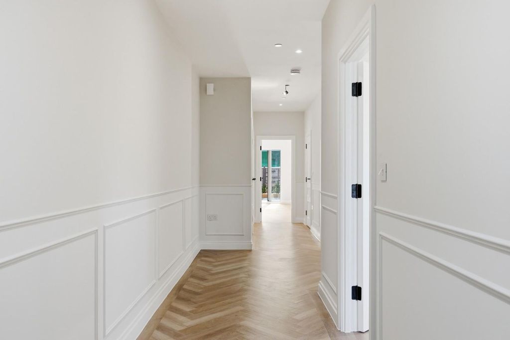 Additional image 7 of 2 bed flat for saleHigh Road, Chigwell IG7