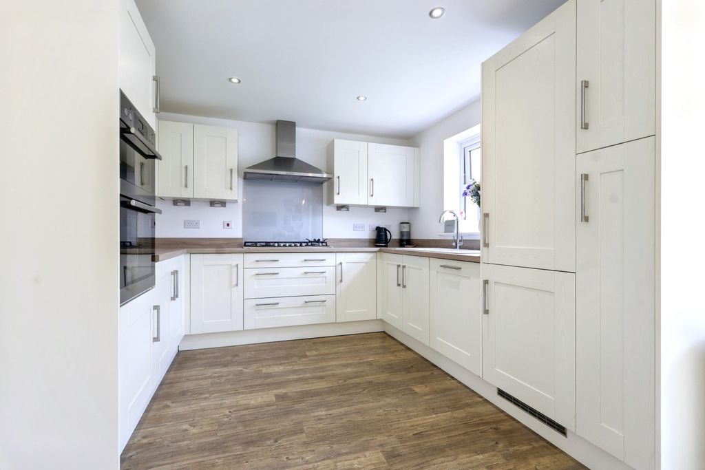 Additional image 8 of 4 bed detached house for sale71 Swinbrook Road, Carterton OX18