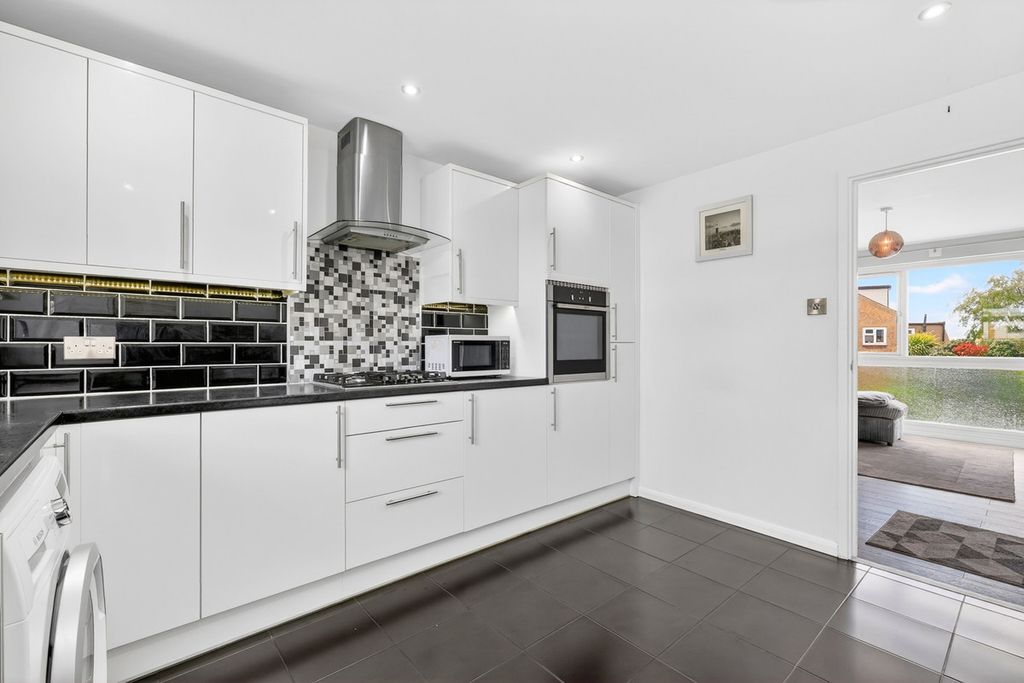 Additional image 10 of 2 bed flat for saleHigh Street, Hadleigh SS7