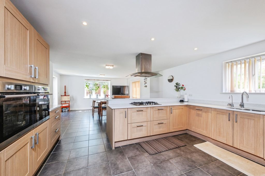 Additional image 4 of 5 bed detached house for saleTurnpin Close, Buckingham, Buckinghamshire MK18