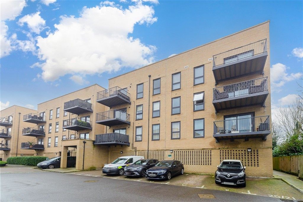 2 bed flat for saleStarboard Crescent, Chatham, Kent ME4 photo 2
