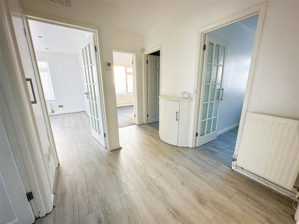 Additional image 5 of 2 bed flat for saleMarine Court, Marine Parade West, Clacton-On-Sea CO15