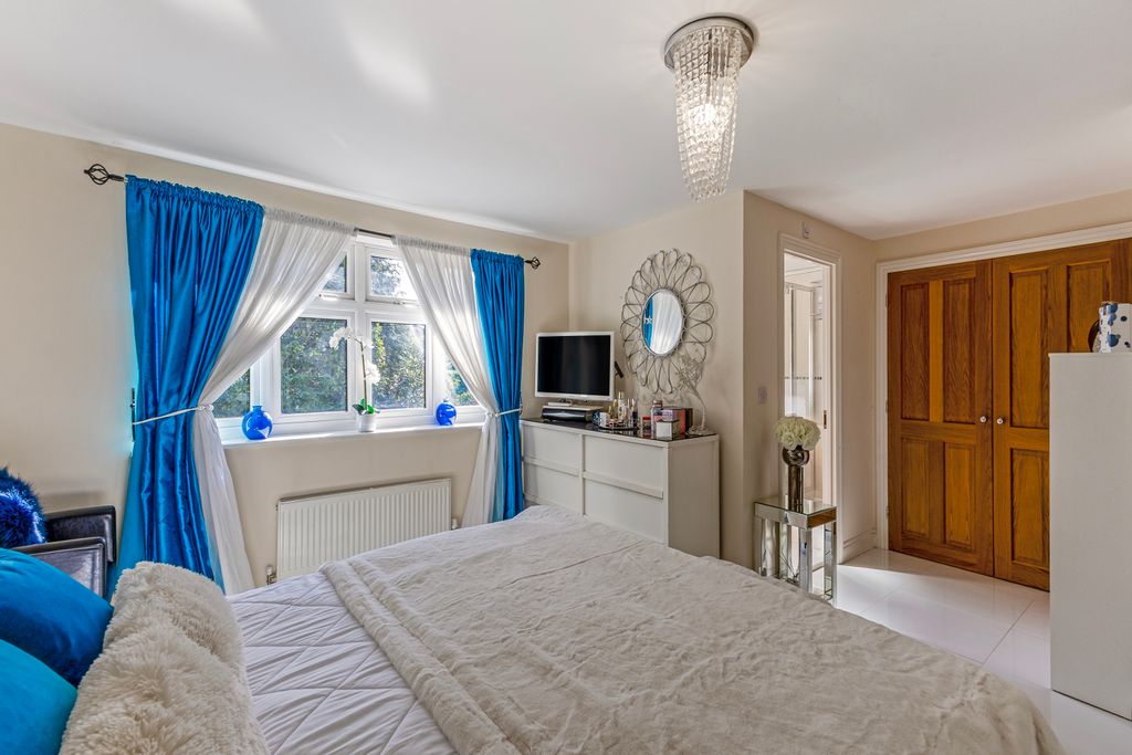 Additional image 6 of 4 bed detached house for saleHawthorne Gardens, Caterham CR3