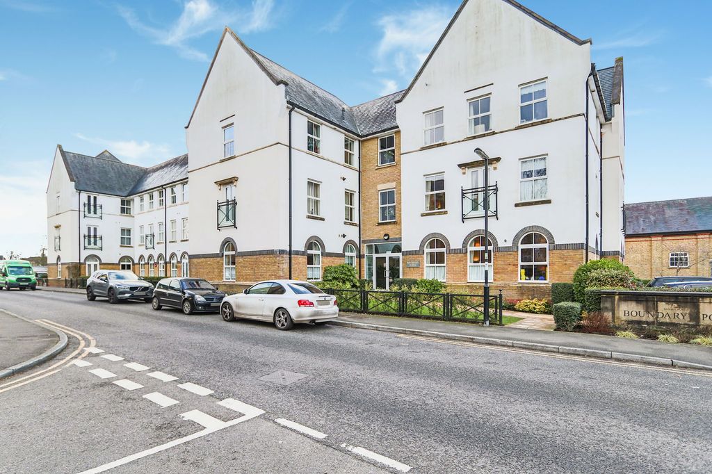 2 bed flat for saleColdstream Road, Caterham CR3