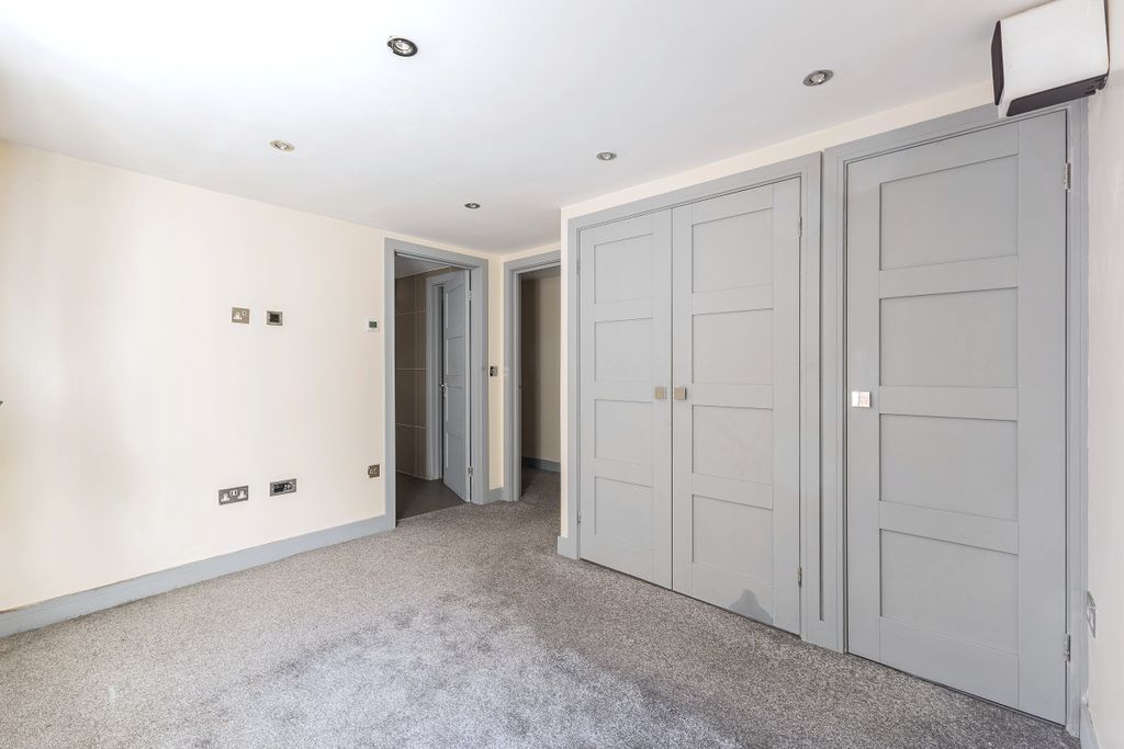 Additional image 9 of 3 bed flat for saleLondon Street, Chertsey KT16