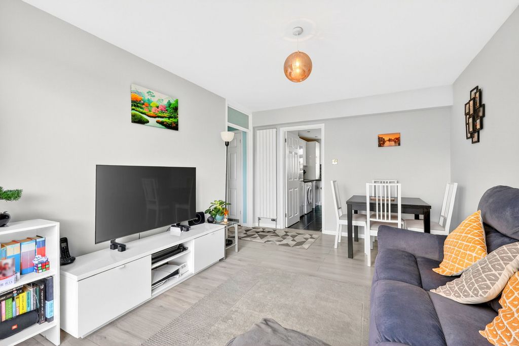 Additional image 6 of 2 bed flat for saleHigh Street, Hadleigh SS7